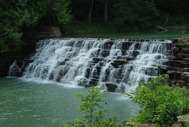 Devil's Den Dam waterfall